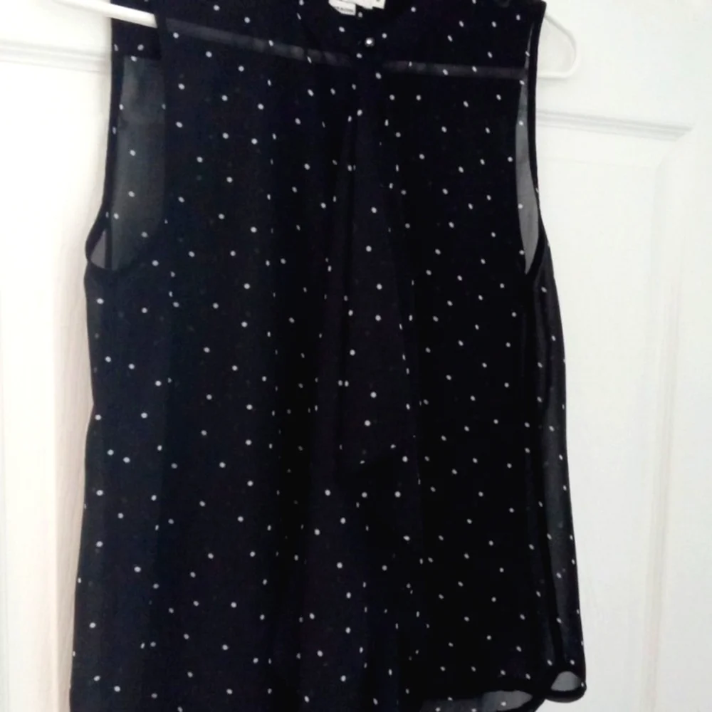 Molly Bracken Women's Black Blouse with White Dots and Front Ruffle Medium - Picture 6 of 12